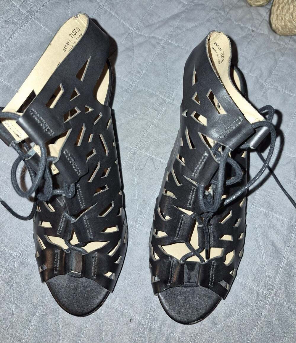 Chinese Laundry Whizz Peep Toe Bootie Size 7/37.5